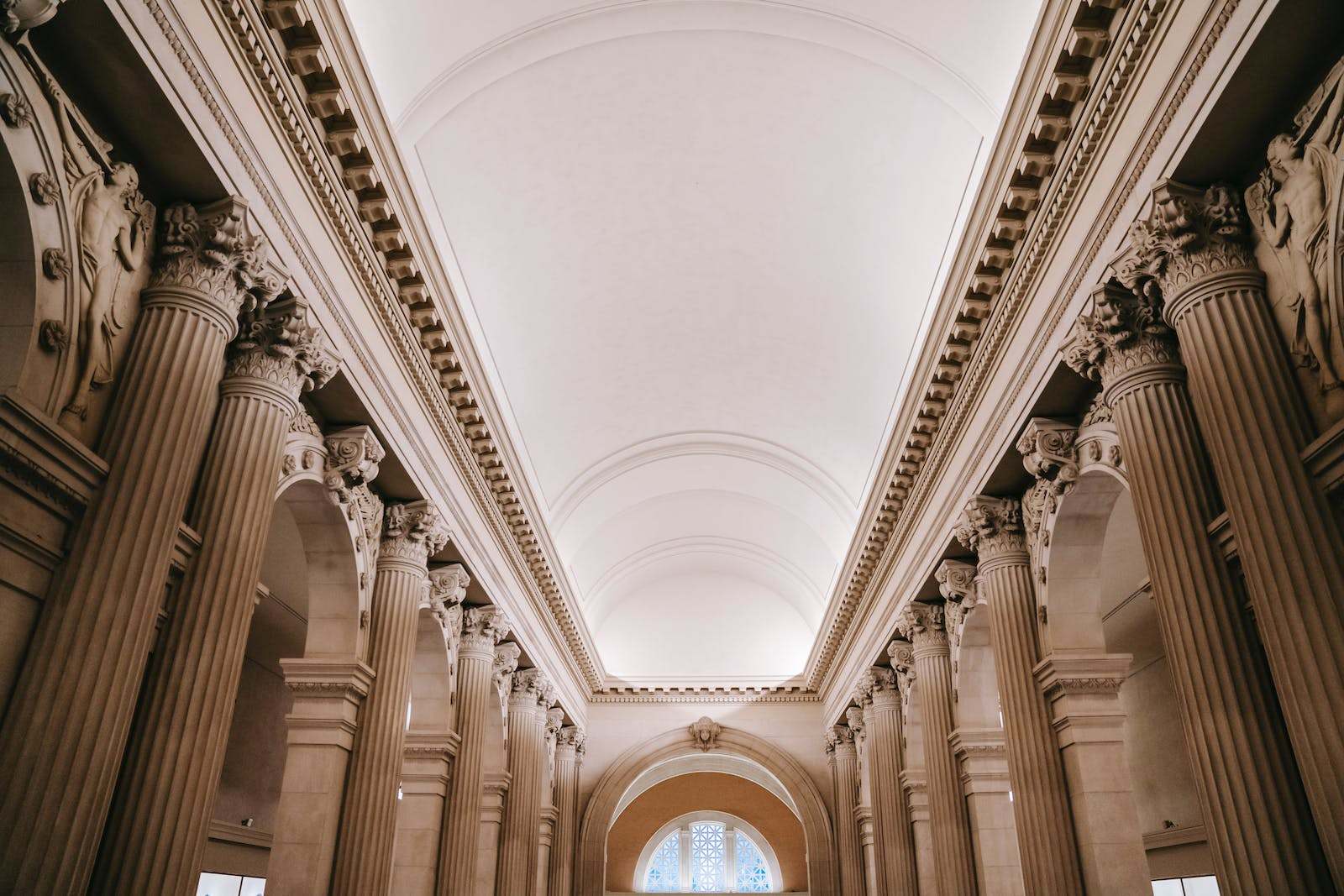 This is an image of the ceiling and pillars in a courthouse.